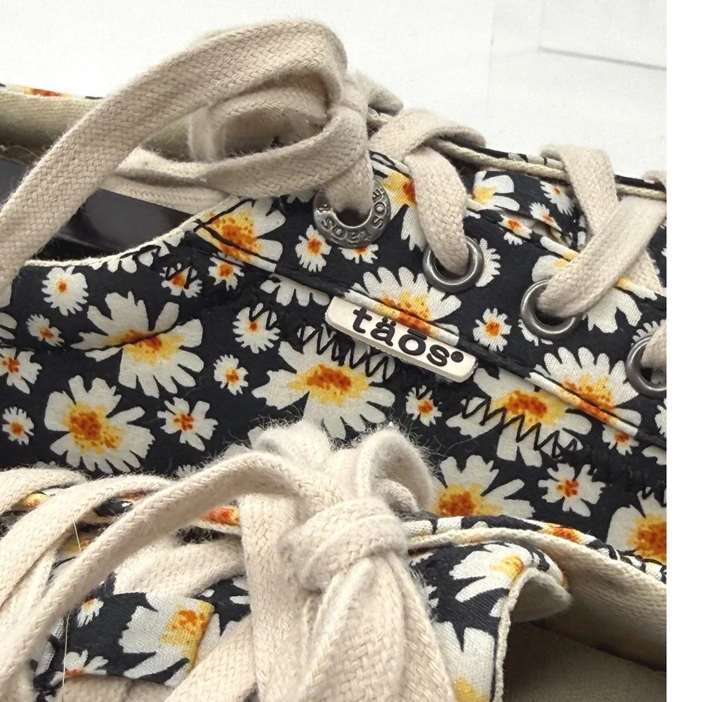 Taos Star Sneakers Women 8.5 Navy Daisy Floral Canvas‎ Lace Up Comfort Shoes